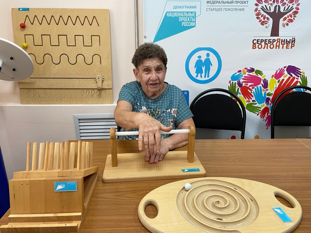 Балансиры и бизиборды помогают вернуть подвижность саратовским пенсионерам